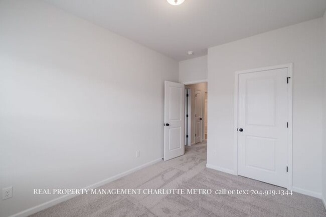 Building Photo - Modern Brand-New Built 3BR Townhome Near Uptown