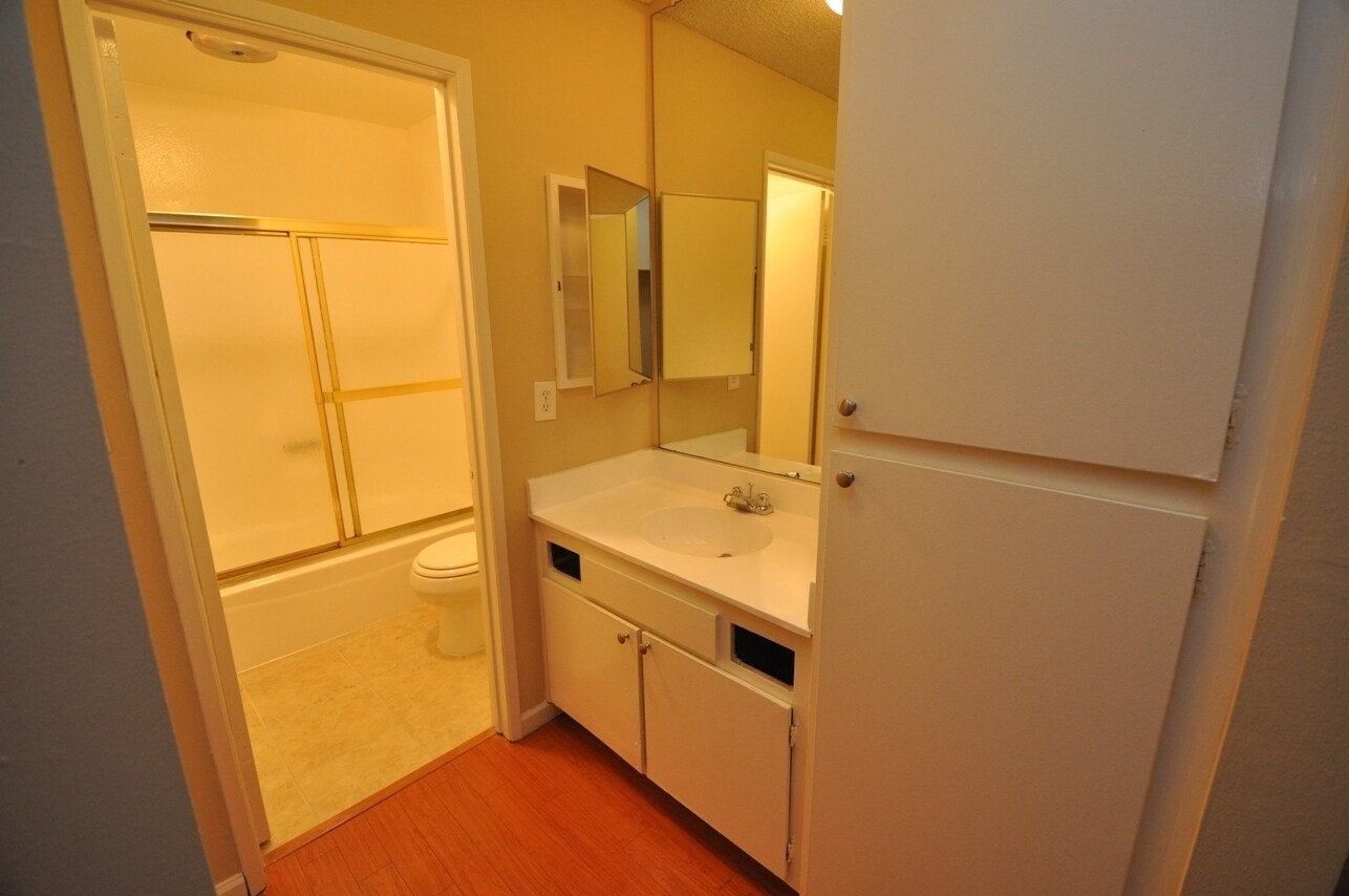 Building Photo - 15049 Burbank Blvd