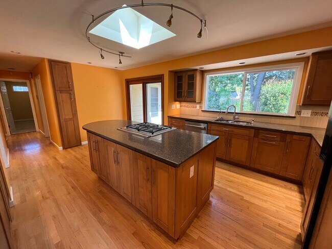 Building Photo - Amazing NE Portland 4Bd + 3Ba ~ House Sola...