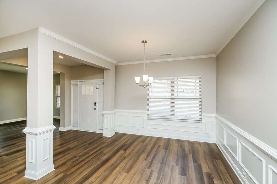 Building Photo - 250 Saddlechase Dr
