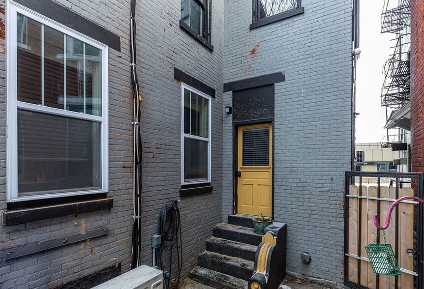 Building Photo - 1009 Scott St