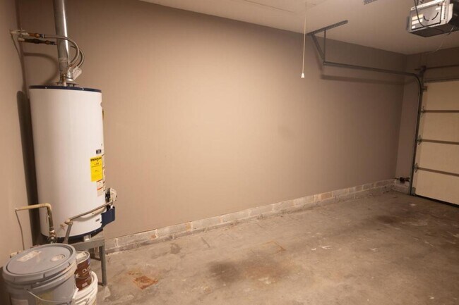 Building Photo - 130 Hawthorne Oaks Way