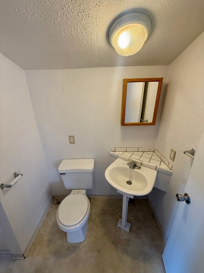 Building Photo - 1 Bed 1 Bath House 2 miles from Oit and Sky Lakes Medical Center