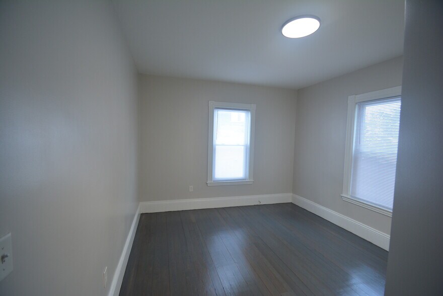 Building Photo - 31 Claybourne St