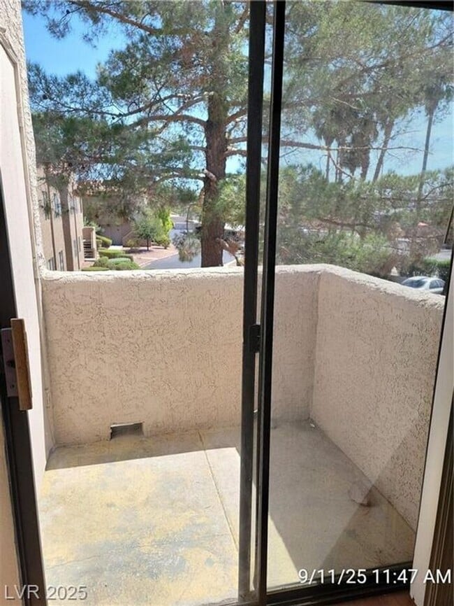 Building Photo - SE / SUNRISE MANOR 2ND FLOOR UNIT IN GATED...