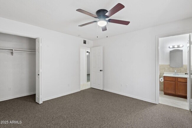 Building Photo - 744 E Meadow Ln