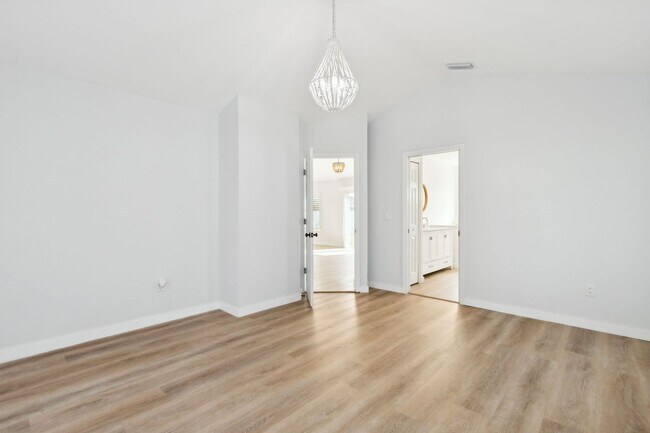 Building Photo - Adorable Newly Renovated 3/2