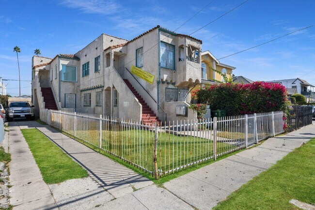 Building Photo - Spacious 2-Bedroom Apartment in Prime Los ...