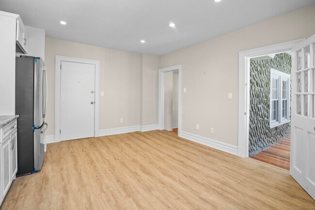 Building Photo - 60 Pemberwick Rd