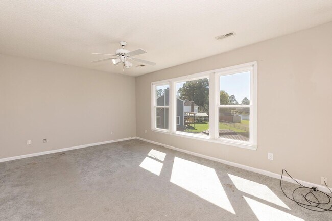 Building Photo - Large Three Bedroom Home!