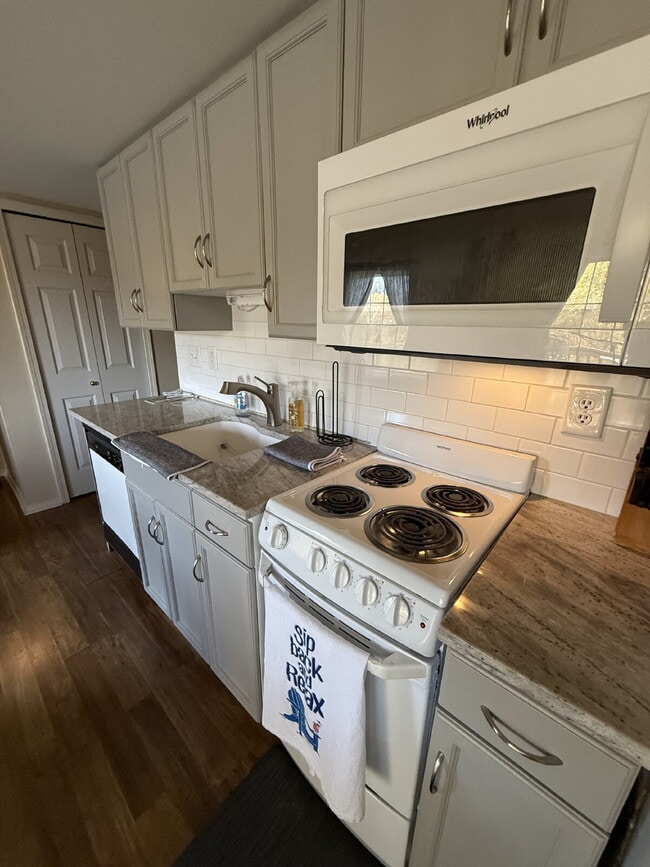 Building Photo - Penthouse Fully Furnished - Lakeview 2 Bedroom Condo