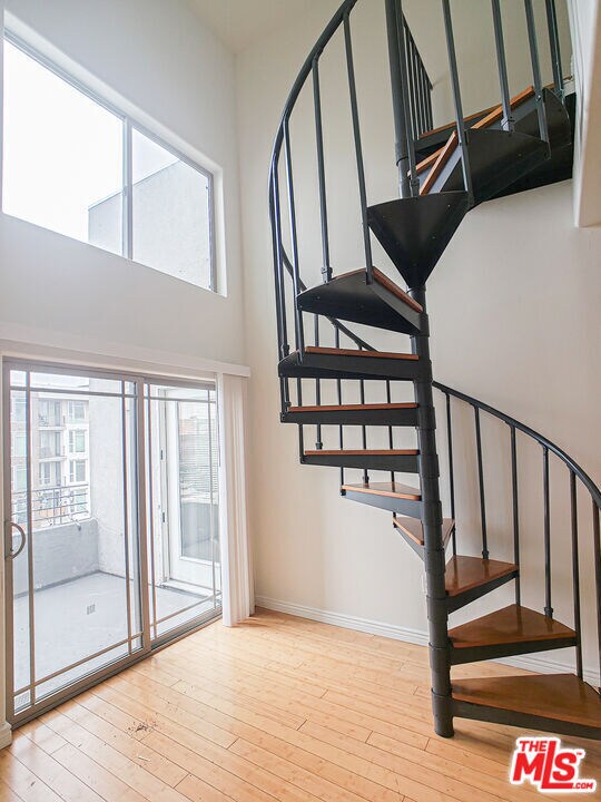 Building Photo - 1042 S Kingsley Dr