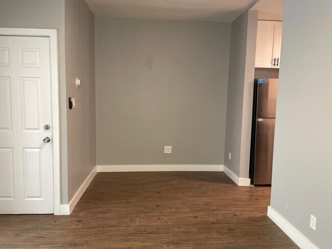 Building Photo - 418 3rd St