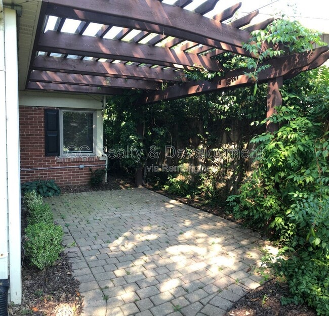 Building Photo - 829 S Monroe St