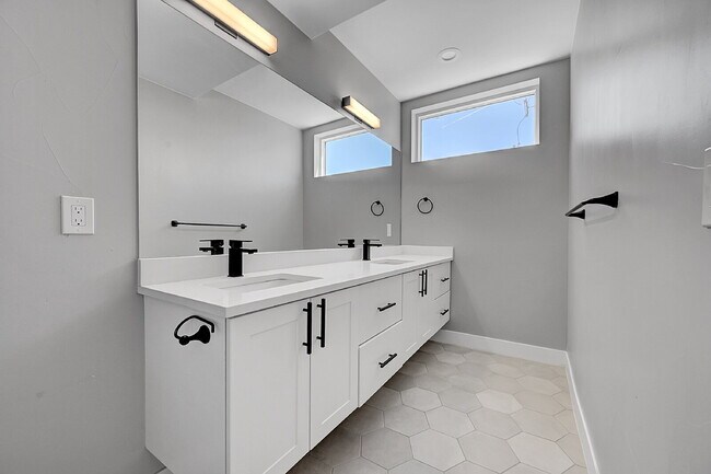 Building Photo - $3,400.00 - 2 Bedrooms, 3 Bathrooms, Townh...