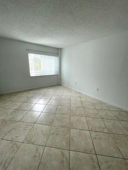 Building Photo - 711 N Pine Island Rd
