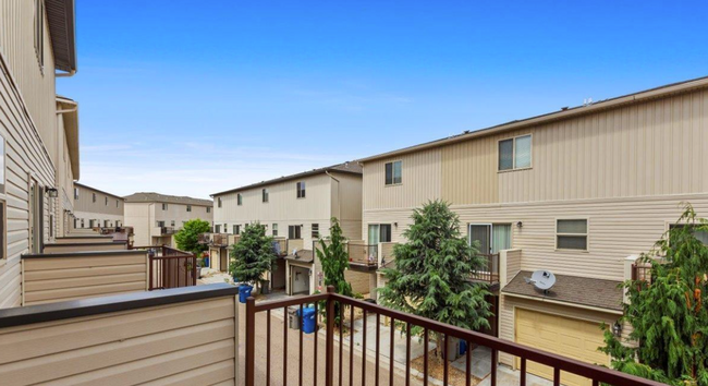 Building Photo - 3bed/2.5 bath Townhome in Boise w/2 Car Ga...