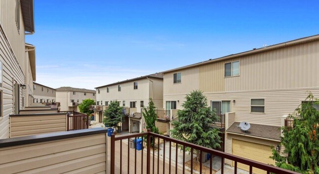 Building Photo - 3bed/2.5 bath Townhome in Boise w/2 Car Garage, Community Pool & Fitness Center
