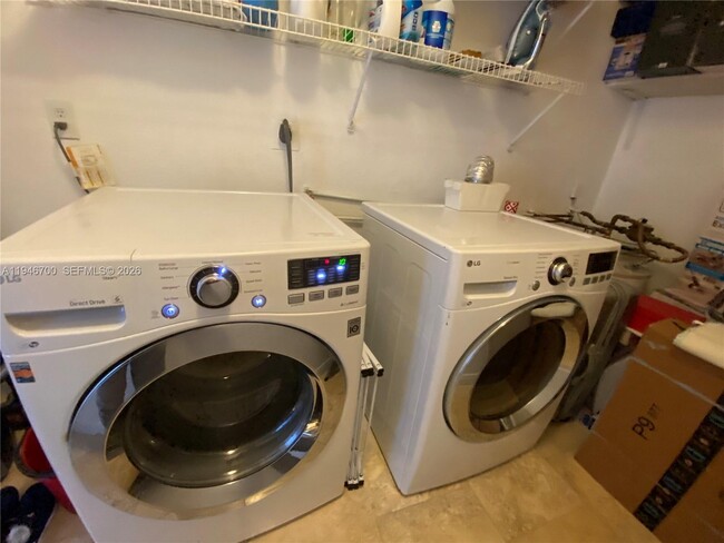 Building Photo - 9375 Fontainebleau Blvd