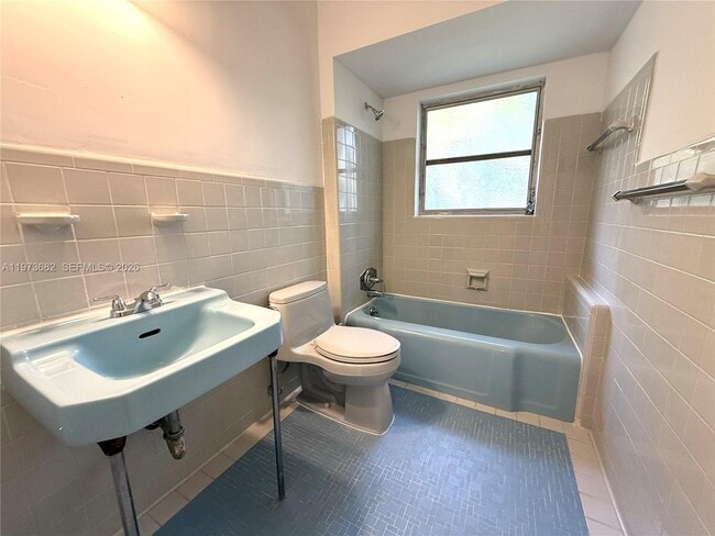 Building Photo - 845 Fairway Dr