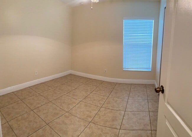 Building Photo - 1900 Kismet Pkwy W