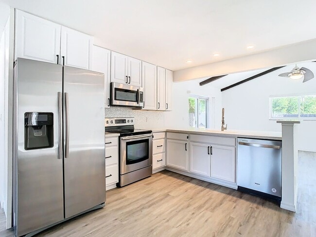 Building Photo - Stunning Rental Pool House in South St. Pe...