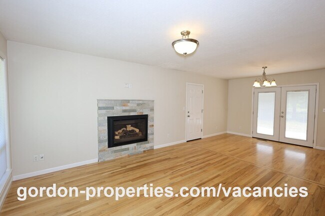Building Photo - SE Garrett Dr - Milwaukie 3 bedroom with hardwood floors