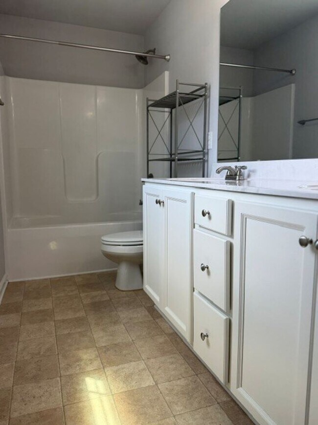 Building Photo - Cute 3 Bedroom Home Nestled in the back of the cul-de-sac