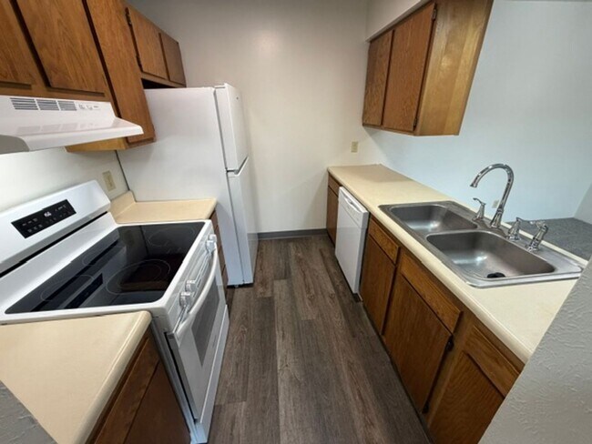 Building Photo - 2211 Spansail Dr
