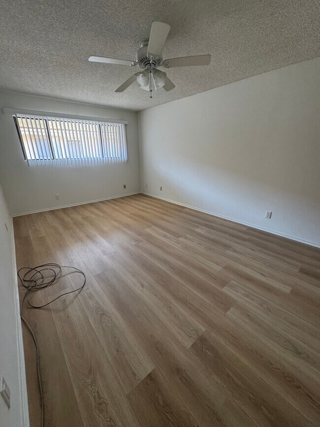 Building Photo - 1110 W 10th St