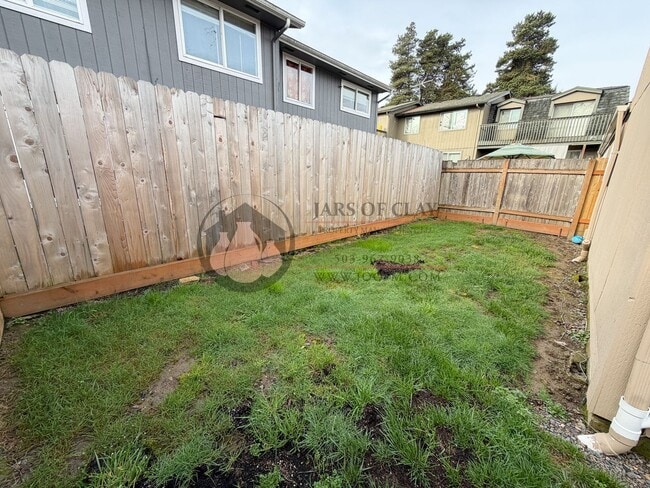 Building Photo - Single Level Duplex- Rent Ready