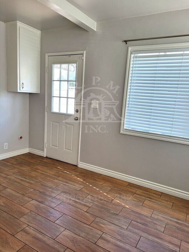 Building Photo - Charming 3 Bedroom Home Available in Oakmo...