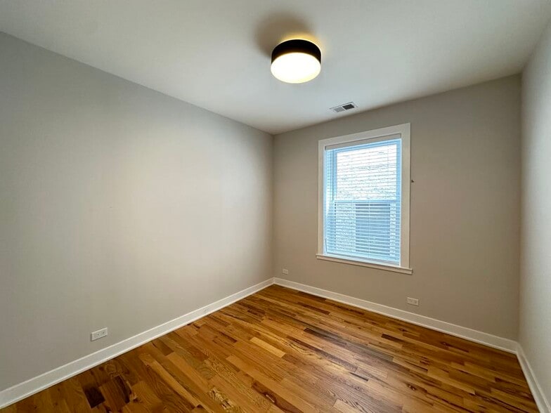 Building Photo - 643 W Wrightwood Ave