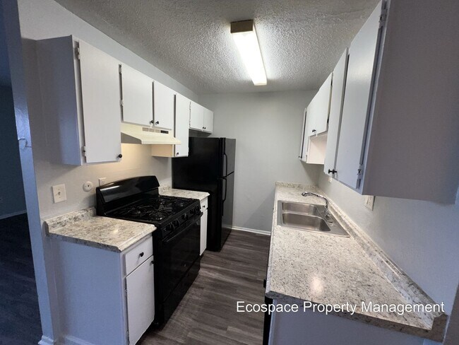 Building Photo - 2 Bedroom 1 Bathroom Garden Level Apartment in Aurora