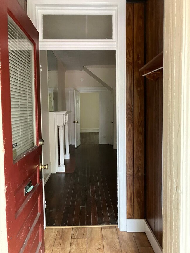 Building Photo - 825 Columbia Ave