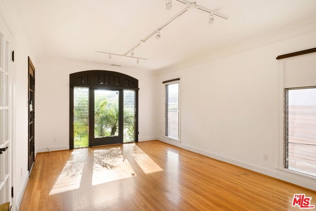 Building Photo - 813 N Orange Grove Ave