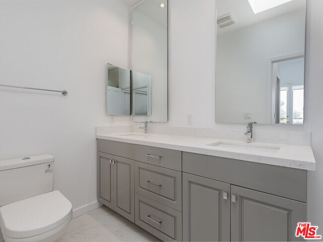 Building Photo - 230 S Hamilton Dr