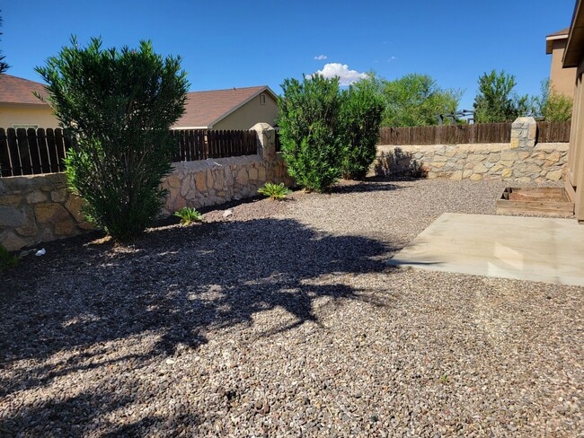 Building Photo - 3 Bedroom, 2 Bathroom Home!