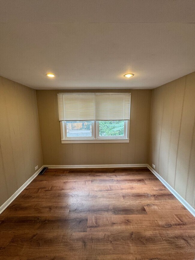 Building Photo - Cute 3 Bedroom 2 Bath in Lakewood!