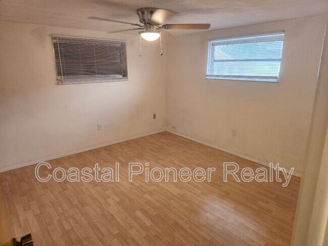 Building Photo - 5823 Elm St