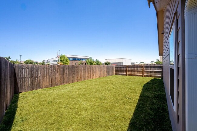 Building Photo - Welcome to Your New Home! Enjoy Free Rent!...