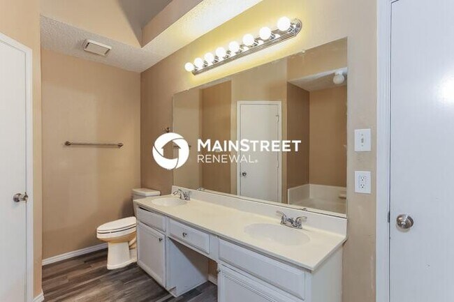 Building Photo - 4 Bedroom Pet-Friendly Home in Arlington, TX with Main Street Renewal
