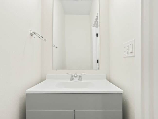 Building Photo - Vancouver Townhouses - Get 1 Month Free!