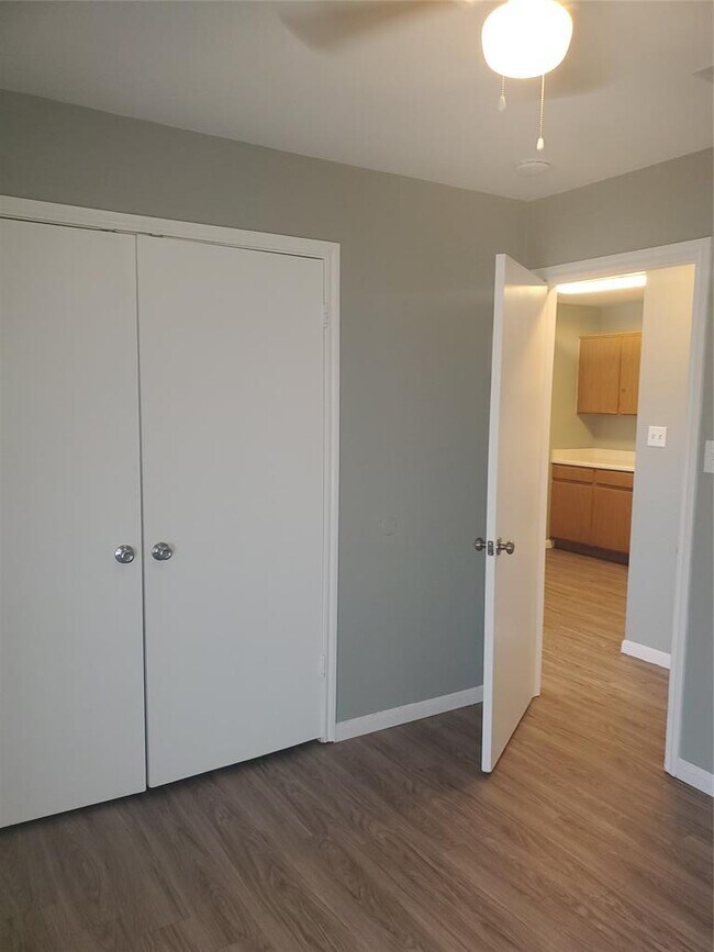 Building Photo - 2221 Creekside Ln