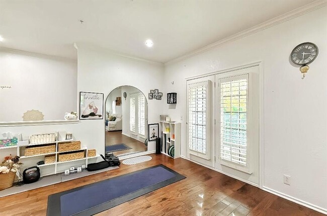 Building Photo - 6162 N Brookline Ave