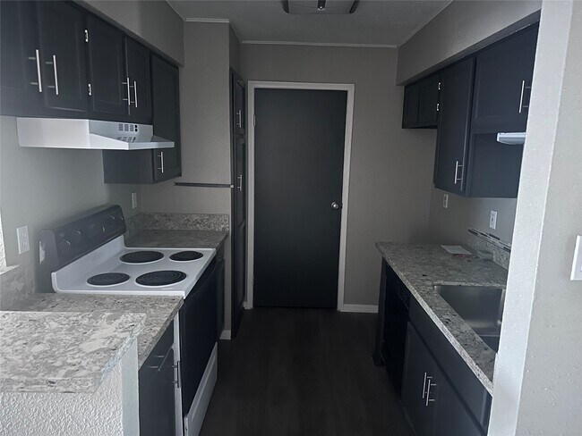 Building Photo - 7400 Bellerive Dr