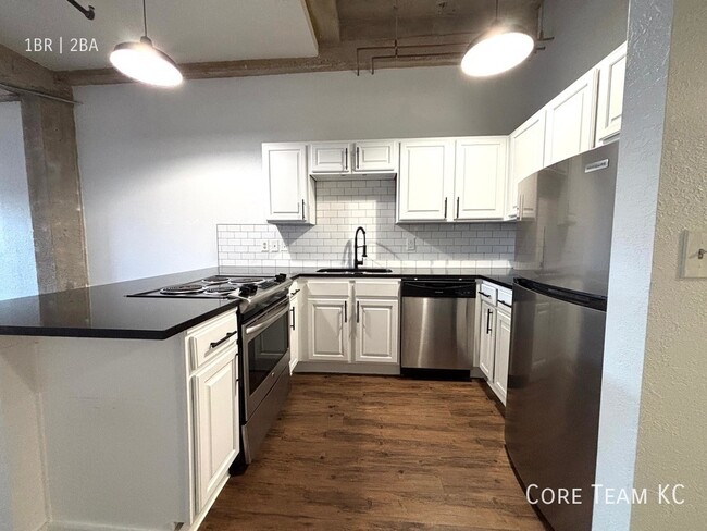 Building Photo - Renovated 1 Bed + Den, 2 FULL Bathrooms in...