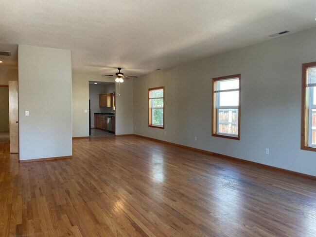 Building Photo - 830 Isherwood Dr
