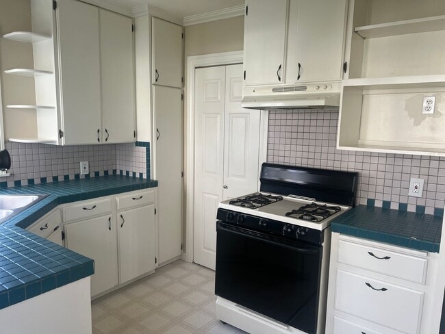 Building Photo - Affordable, Adorable Medford Home!!