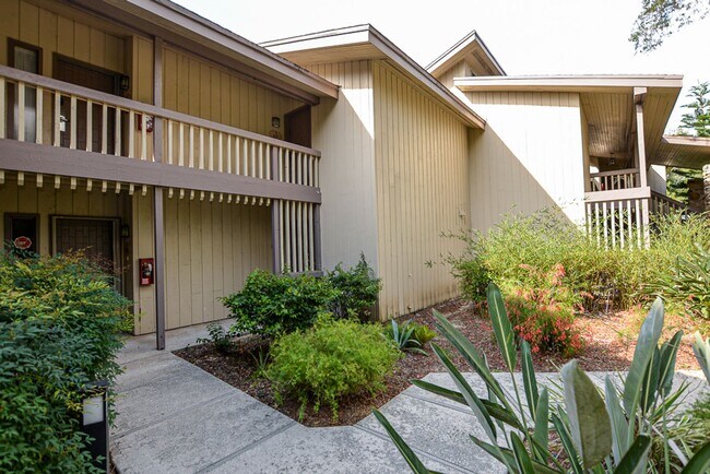 Building Photo - 622 Olde Camelot Cir